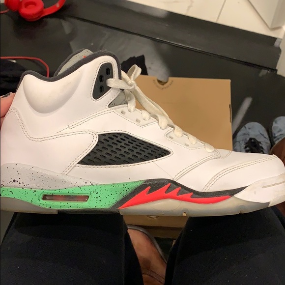 Shoes - Jordans retro 5